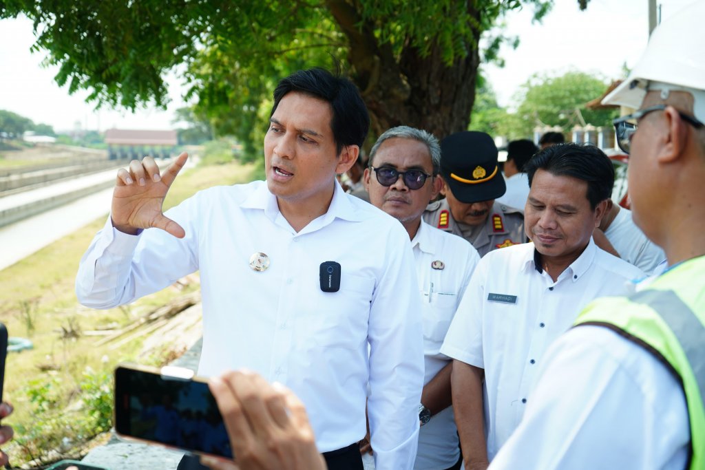 Kunjungi Bendungan Salamdarma, Lucky Hakim Pastikan Suplai Air Petani dan PDAM Berangsur Normal